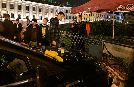 Странное ДТП на Невском: автомобиль сбил пешеходов на тротуаре