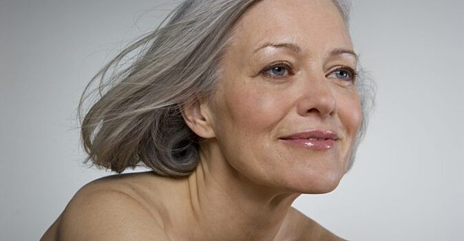 Коллега-пенсионерка рассказала, как ей удалось сохранить гладкую кожу в 67 лет: ее секрет прост, но результат удивляет