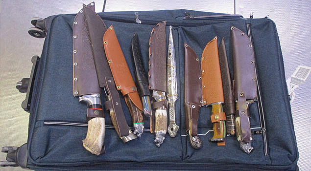 В аэропорту Екатеринбурга у пассажира изъяли 10 ножей