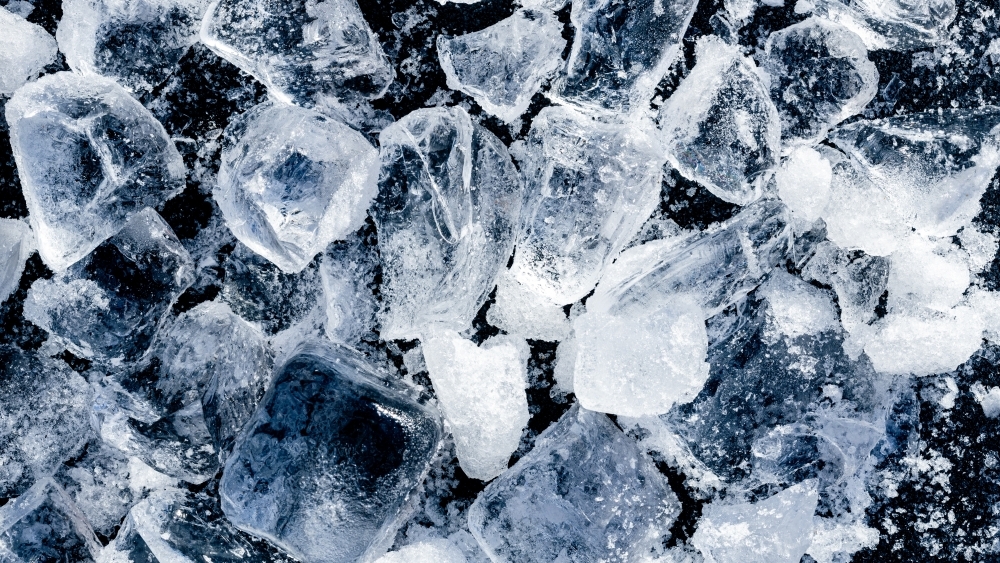 Физики получили странную форму воды, которая существует в глубинах других планет