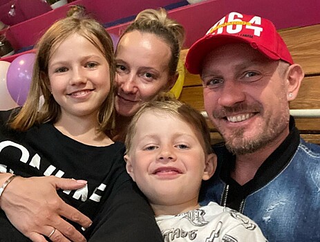 Роман Костомаров с женой и детьми сходил в цирк