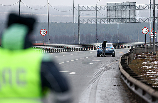 С наступлением зимы водителям не рекомендуют пытаться скрыть номер машины грязью и снегом