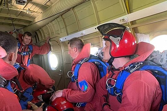 В Порошино прошла тренировка парашютистов-пожарных