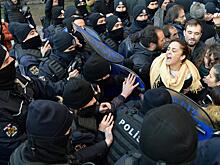 В Стамбуле применили газ против митингующих