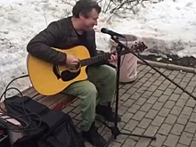 Лидер «АукцЫона» дал уличный концерт в поддержку историка Дмитриева