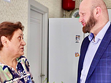 Александр Кулаков поздравил электрогорскую учительницу Надежду Евдокимову с днем рождения