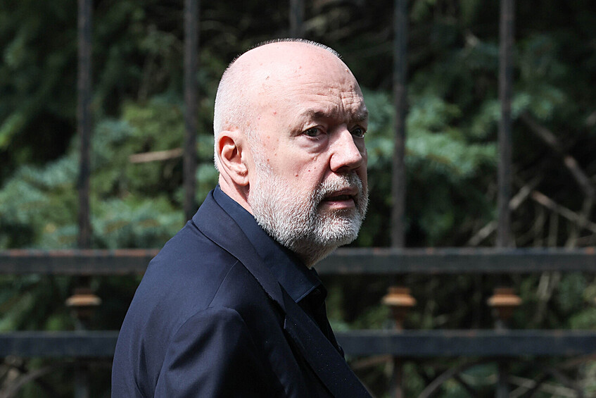 Председатель комитета Госдумы по государственному строительству и законодательству Павел Крашенинников на церемонии прощания с председателем Верховного суда РФ Ириной Подносовой в траурном зале ЦКБ Управления делами президента РФ в Москве, 24 июля 2025 года