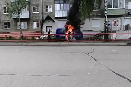 Сотрудники «Почты России» попытались потушить автомобиль водой из лужи