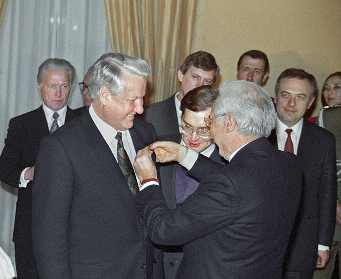 Президент Итальянской республики Франческо Коссига награждает Президента РСФСР Бориса Ельцина орденом Большого креста, 19 декабря 1991 года