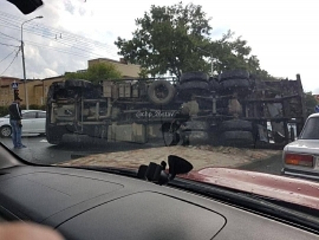 На Ставрополье перевернулся грузовик