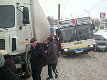 У саратовских автобусов отваливаются колёса, пассажиры идут пешком