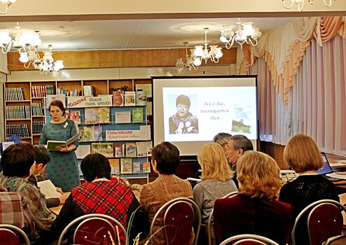 В библиотеке Мирного состоялась презентация книги «Закулисье» Галины Степановой