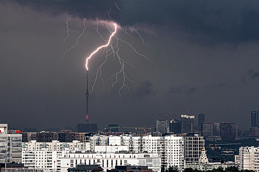 В МЧС напомнили, как вести себя в грозу