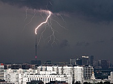 В МЧС напомнили, как вести себя в грозу