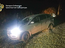 Локомотив врезался в выехавший на пути автомобиль в Кузбассе