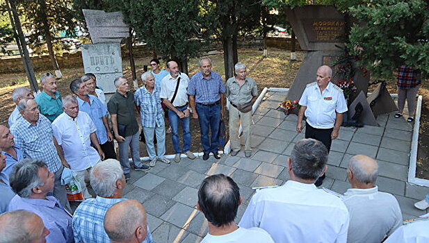 В Севастополе почтили память моряков "Отважного"
