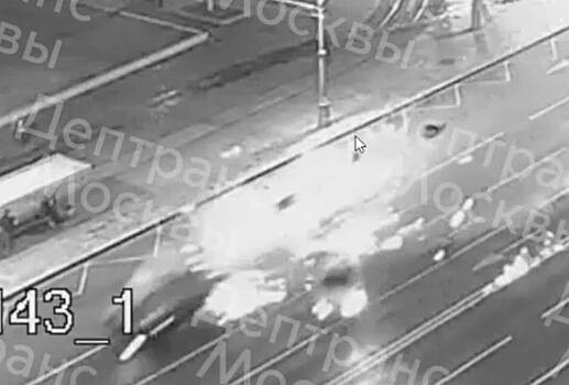 В Москве Mercedes врезался в машину, перевернулся и попал на видео
