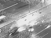 В Москве Mercedes врезался в машину, перевернулся и попал на видео