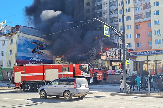 В центре Якутска загорелся жилой дом с торговым центром