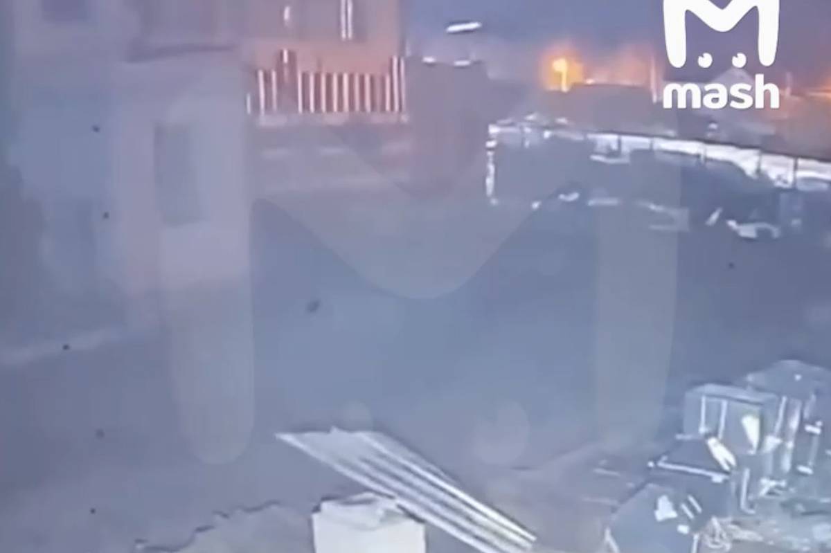 Появились кадры взрыва врезавшегося в строящееся здание российской больницы БПЛА