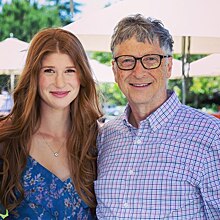 Дочь Билла Гейтса пошутила по поводу чипирования во время вакцинации