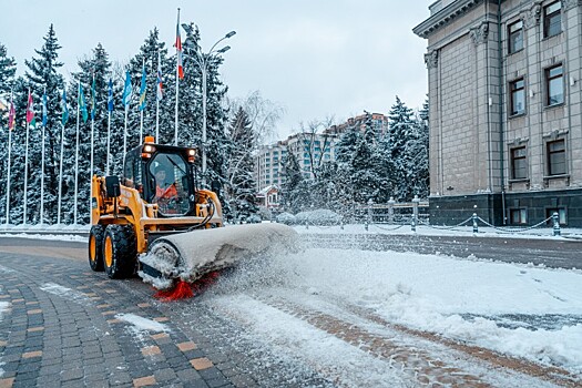 Свыше 150 машин убирали снег и наледь с кубанских дорог