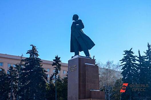 В Челябинске в сквере на площади Революции высадили восемь новых елей