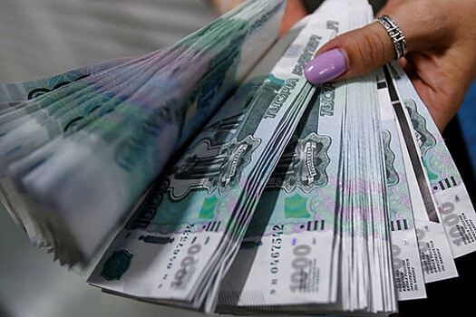 Рубль снижается к доллару и евро на фоне данных о санкциях США