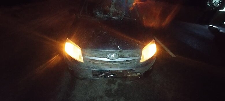 В Волгоградской области грузовик без водителя наехал на легковушку