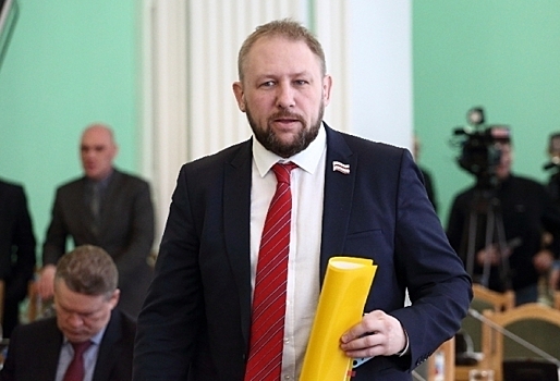 Бывший омский депутат Ткачук, выступавший против масок и 5G, дал бой Оксане Пушкиной, вакцинации и геям