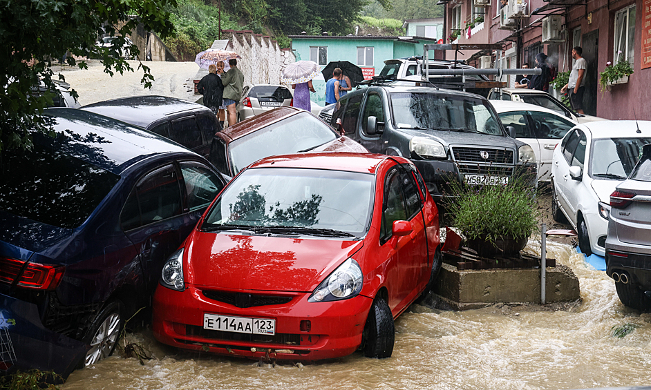 Автомобили, пострадавшие в результате подтопления из-за дождя, на улице Ручей Видный в микрорайоне Хоста