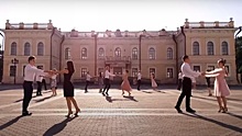 Выпускники лицея № 32 станцевали школьный вальс на Кремлевской площади