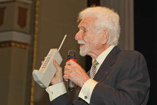 Создатель первого мобильного телефона признался, что каждый год покупает новый iPhone