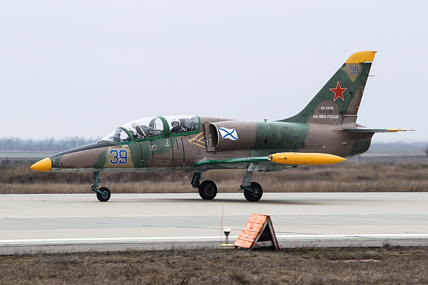 Учебно-боевой самолет Aero L-39 Albatros во время лётно-тактических учений морской авиации Черноморского флота на военном аэродроме в Ейске.