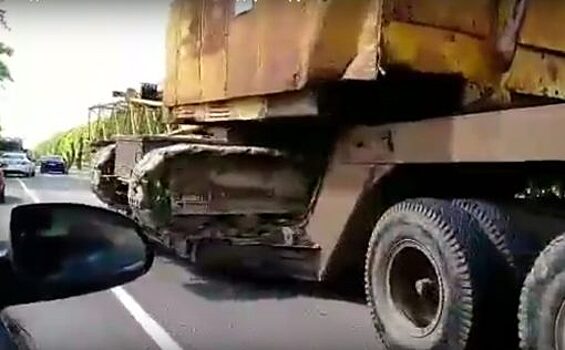 Водитель проведет год в колонии за смертельный негабаритный груз