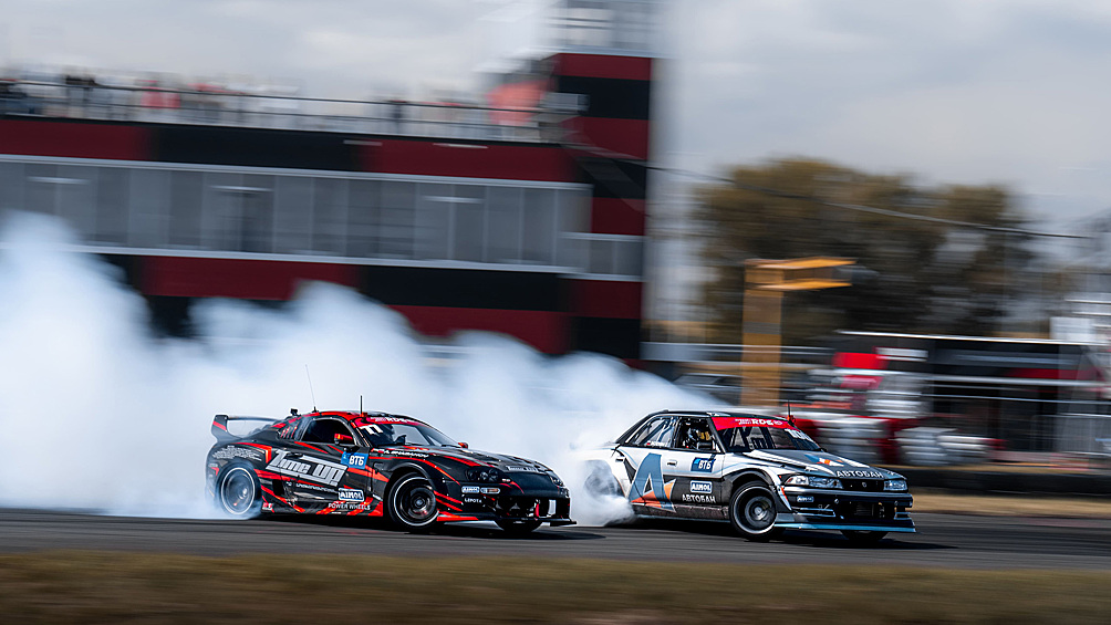 В парных заездах топ-32 ситуация не изменилась — покрытие оставалось нестабильным. Так что редкая дуэль обходилась без контактов, и в этих инцидентах отличалась лишь тяжесть последствий. Например, в сражении Тимофея Добровольского (Takayama Forward Auto) и Данилы Воробьёва (LUKOIL Racing Drift Team) сначала Воробьёв подрихтовал своему сопернику корму машины, лишив её обоих фонарей, а затем Добровольский в сверхплотном проезде снёс почти всю заднюю часть дрифт-кара противника.