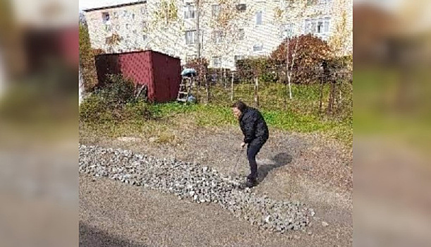 Жителям Шимановска пришлось самостоятельно засыпать дорогу, которая не стоит на балансе администрации