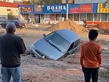 В Оренбурге на ул. Туркестанской автомобиль провалился в ямы на дороге
