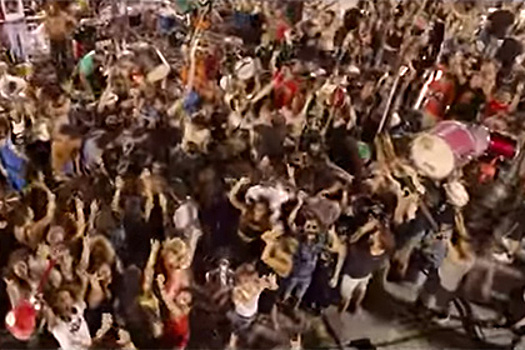 Тысяча музыкантов в Италии исполнили хит Дэвида Боуи