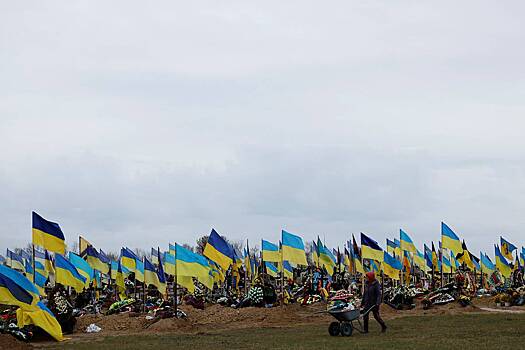 Огромное военное кладбище на Украине попало на видео