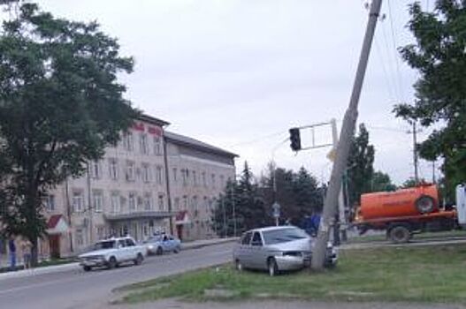 Пьяный водитель въехал в столб в Георгиевске и покалечил пассажиров