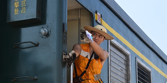 Чунцин: железнодорожники на работе в жару