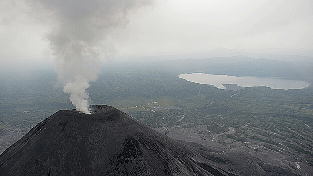 Вулкан Шивелуч выбросил 5-метровый столб пепла