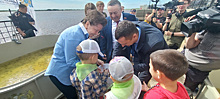 Губернатор ХМАО вместе с детьми выпустила мальков осетра в Иртыш