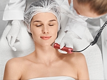 Косметолог посоветовала делать чистку кожи лица в жаркую погоду