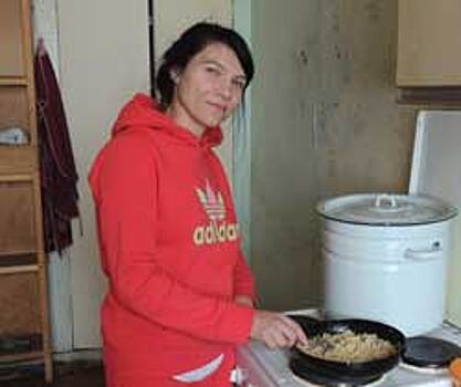 В реабилитационном центре на ЧМЗ бывшие бездомные готовят еду для бездомных
