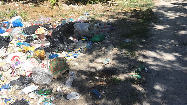 Туристы пожаловались на груды мусора рядом с утесом Степана Разина