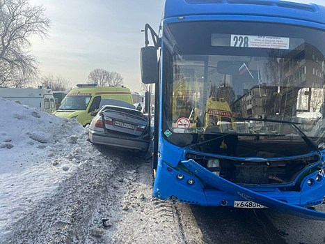 В Кузбассе водителю легковушки резко поплохело и он врезался в автобус