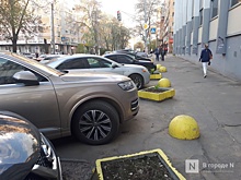 Ограждения снова установили вдоль тротуара на улице Варварской в Нижнем Новгороде