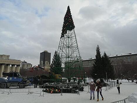 В Новосибирске начали демонтировать новогоднюю елку